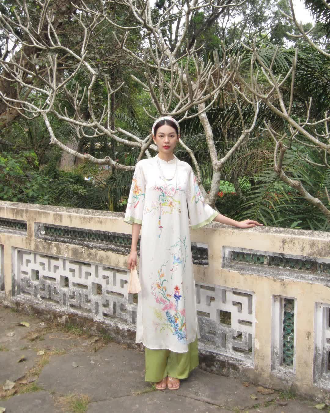 Ngắm áo dài mùng 3 Tết của mỹ nhân Việt: nhiều thiết kế đơn giản nhưng cực kỳ tinh tế, giá lại hợp lý với túi tiền - Ảnh 3.