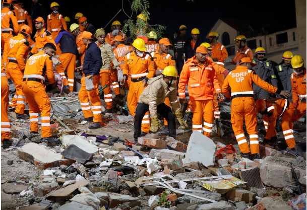 Tòa nhà 4 tầng đổ sập ở Ấn Độ khiến 3 người thiệt mạng, nhiều người bị mắc kẹt - Ảnh 1.