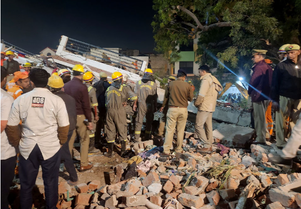 Tòa nhà 4 tầng đổ sập ở Ấn Độ khiến 3 người thiệt mạng, nhiều người bị mắc kẹt - Ảnh 2.