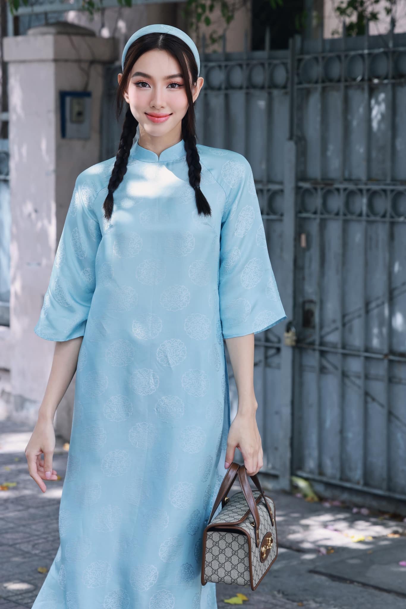Mê mệt loạt áo dài Tết của Hoa hậu Thủy Tiên: toàn đồ local brand quen mặt, thiết kế điệu đà cứ diện là xinh - Ảnh 1.