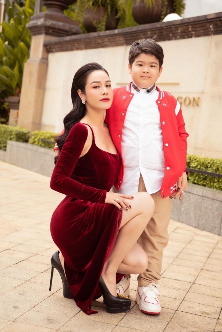 Sao Việt 25/1: Khánh Thi cùng chồng con chúc Tết tình cũ Chí Anh - Ảnh 3.
