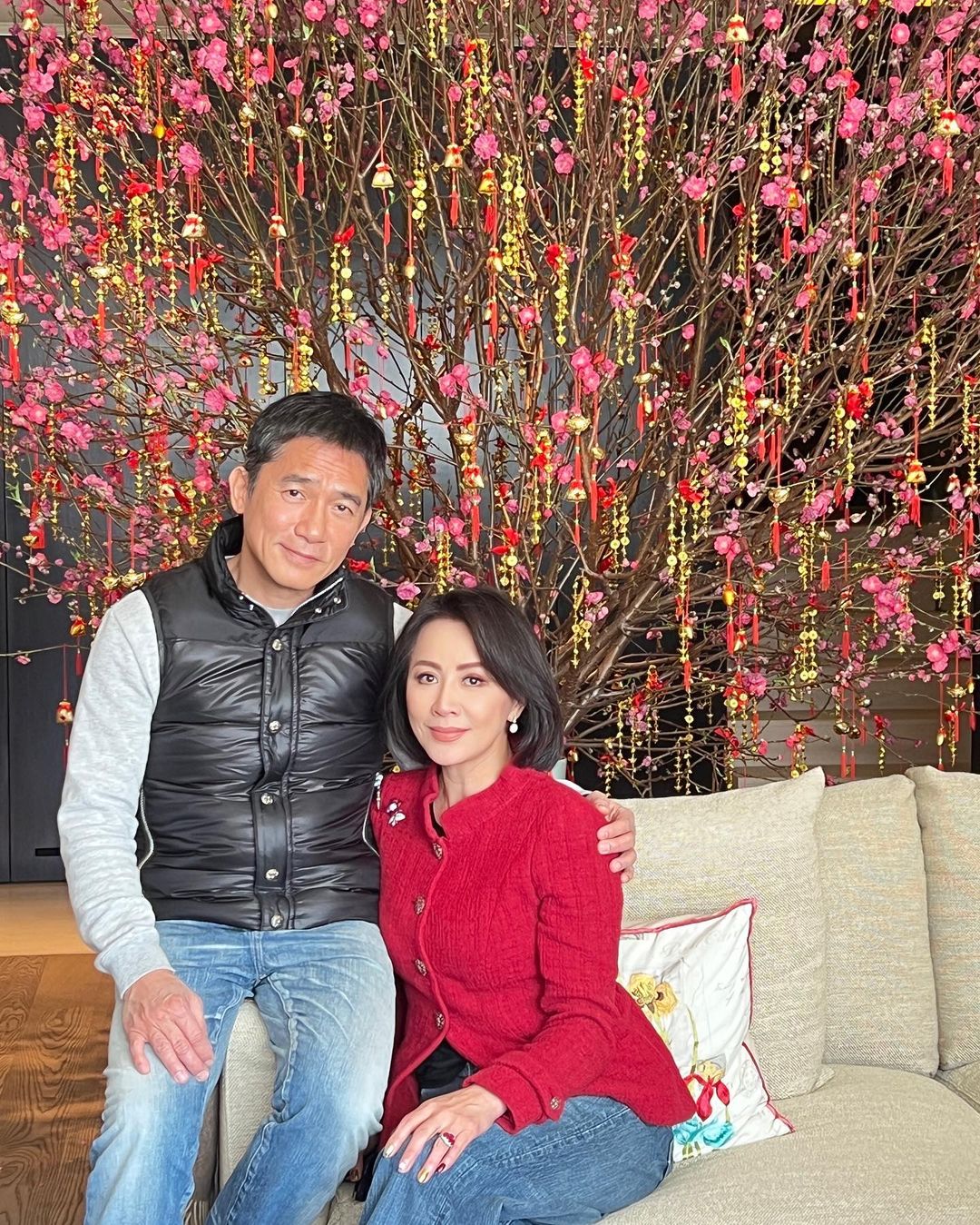 Vợ chồng Lương Triều Vỹ - Lưu Gia Linh khoe ảnh ngọt ngào, bên nhau hơn 30 năm tình cảm vẫn mặn nồng - Ảnh 2.