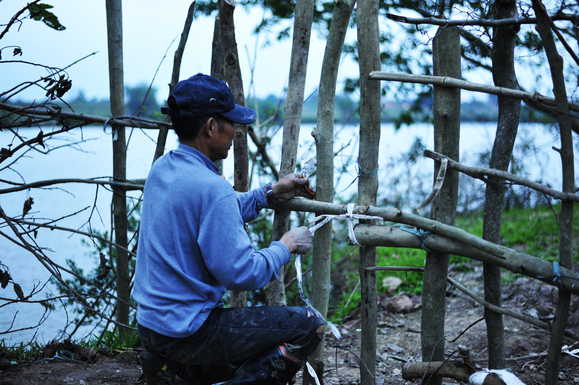 Sau mỗi ngày lao động ở khu vườn, anh Lâm rào chắn lại