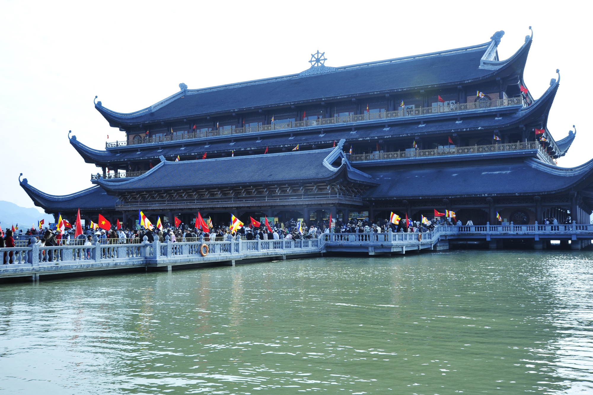 Hàng vạn người đổ về chùa Tam Chúc ngày mùng 3 Tết Nguyên đán