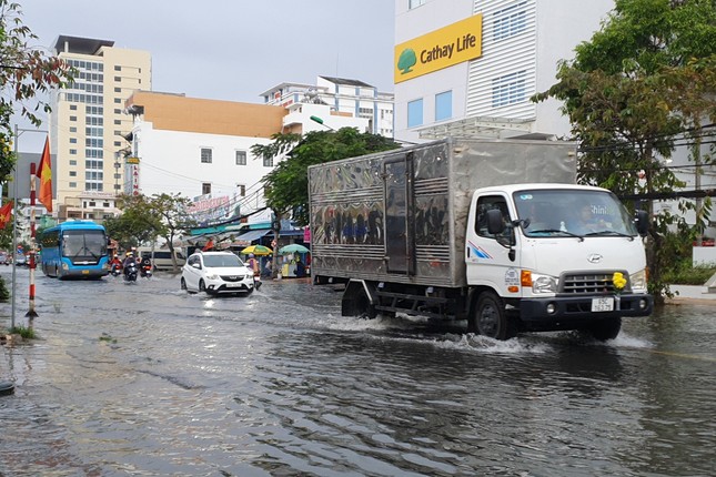 Bất thường đường phố TP. Cần Thơ ngập sâu trong nước dịp Tết Nguyên đán - Ảnh 4.