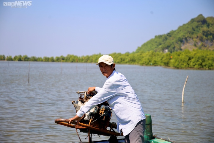 Người đàn ông mù lặn biển như rái cá ở miền Tây - Ảnh 1.