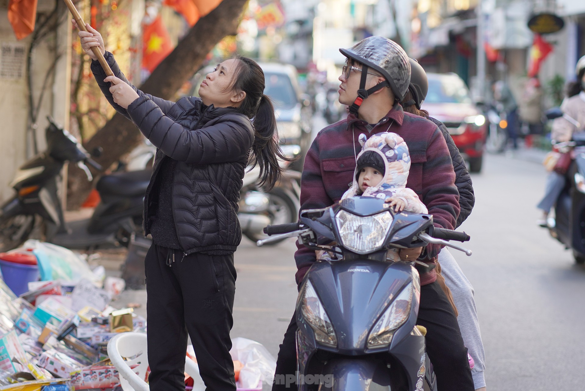 'Phố đồ chơi' ở Hà Nội tấp nập khách tới tận khuya mùng 3 Tết - Ảnh 3.