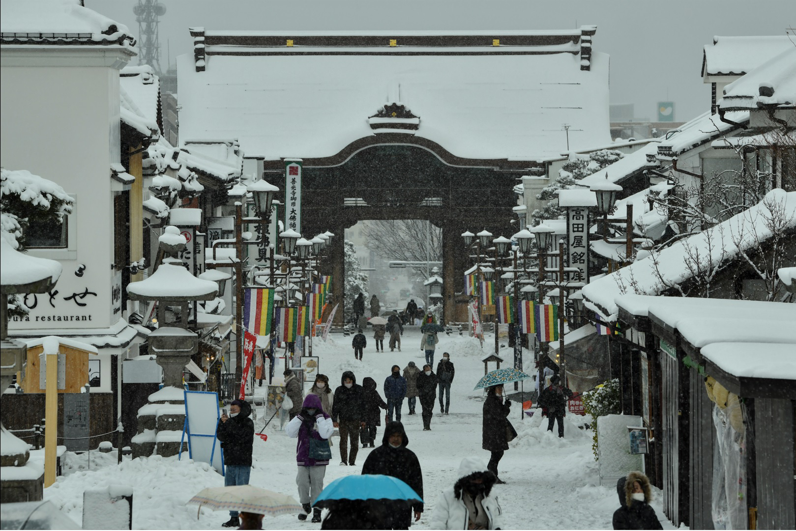 Tuyết rơi dày cả mét, người dân Nhật Bản chật vật trong giá rét kỷ lục - Ảnh 1.