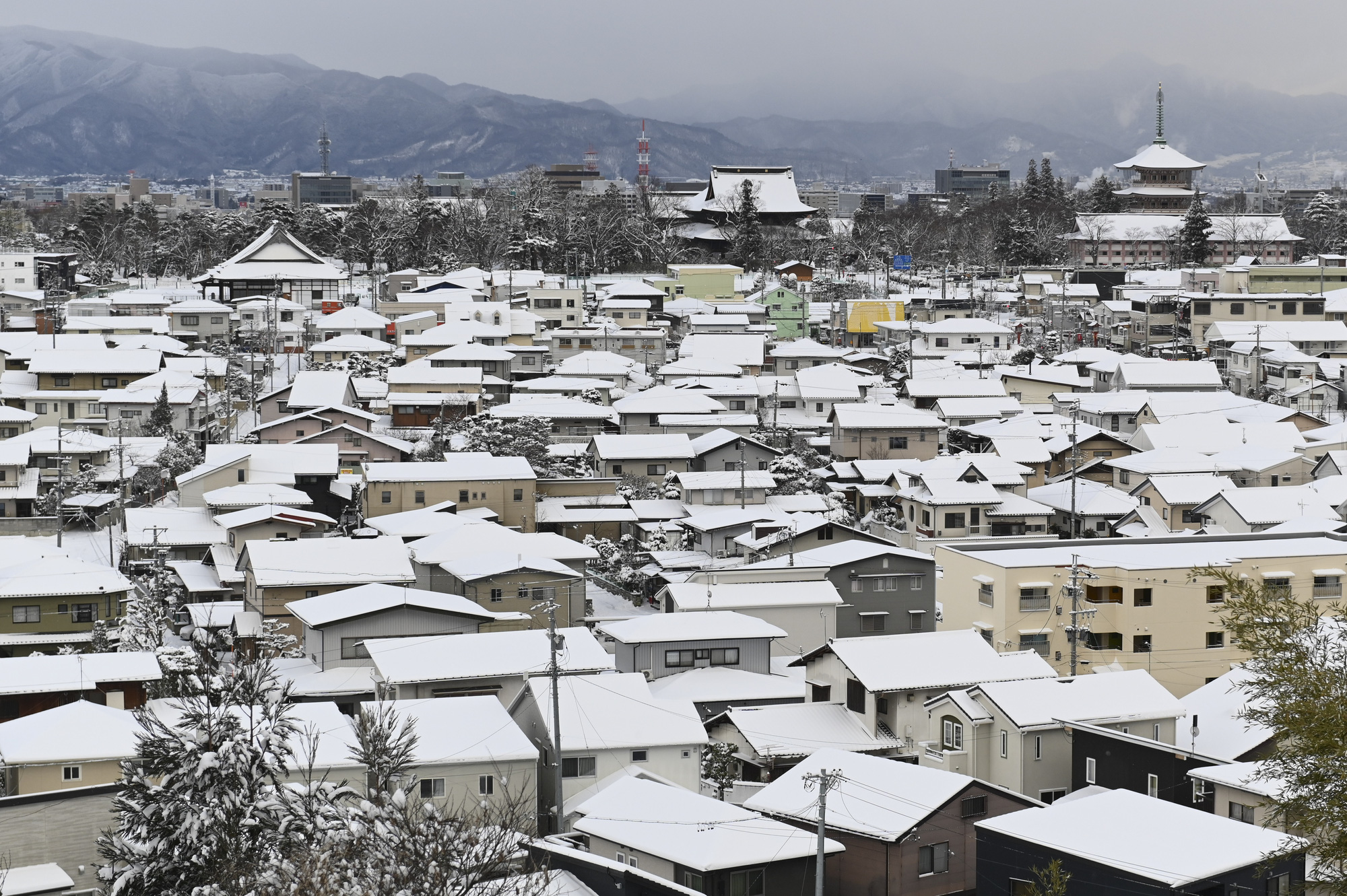 Tuyết rơi dày cả mét, người dân Nhật Bản chật vật trong giá rét kỷ lục - Ảnh 8.