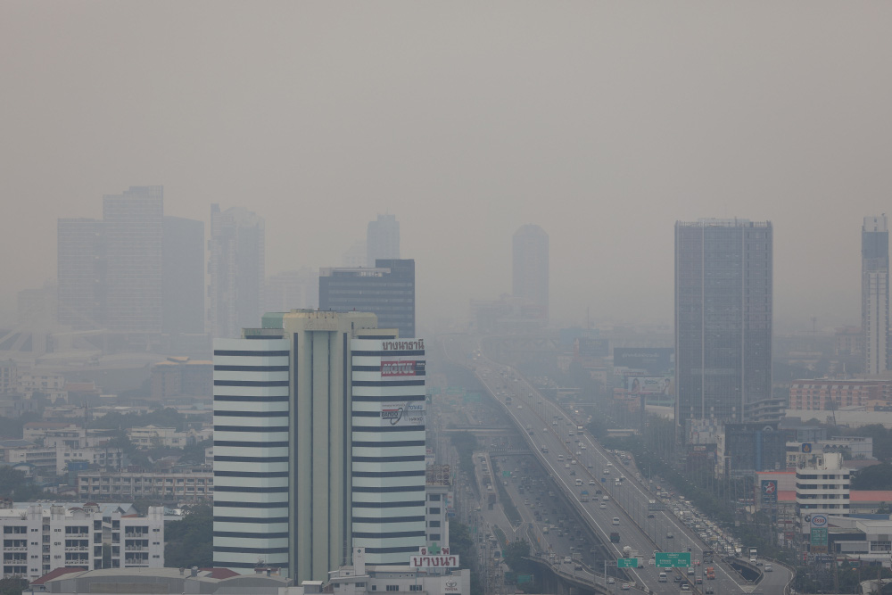 Bangkok kêu gọi dân làm việc tại nhà hoặc đeo mặt nạ phòng độc khi ra đường - Ảnh 1.