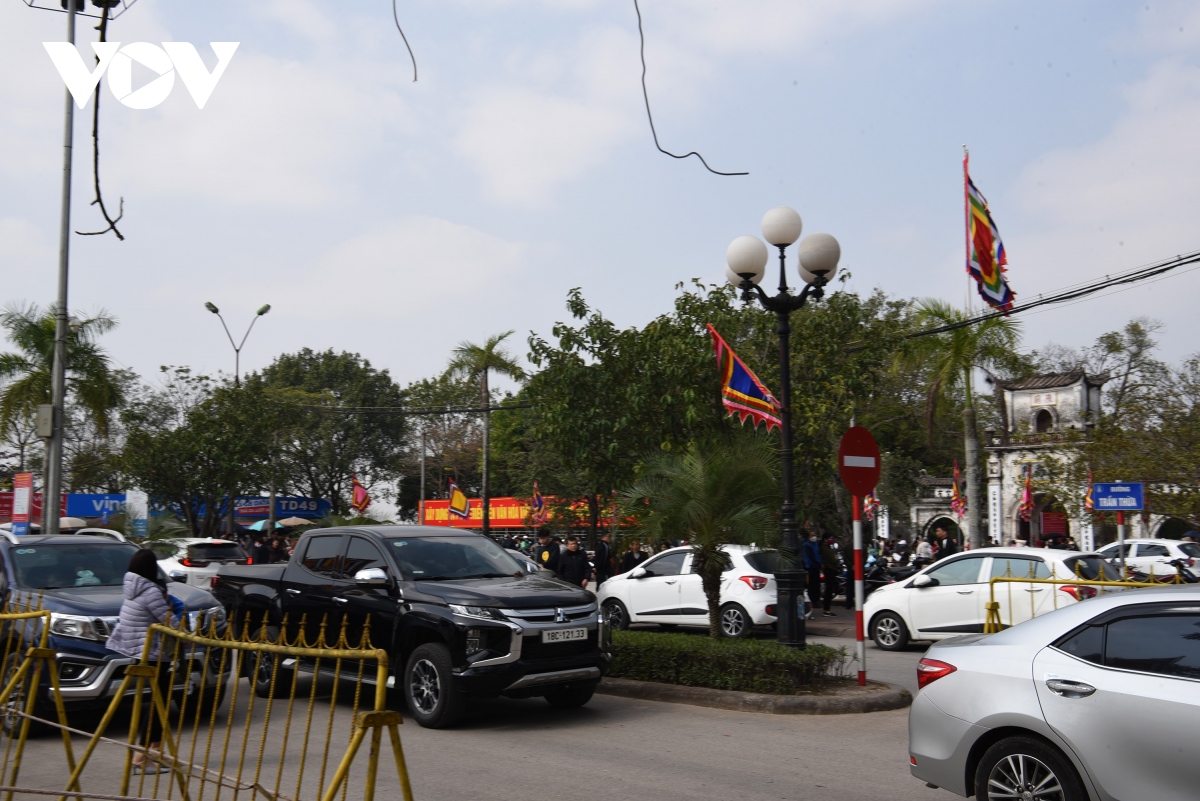 Hàng nghìn người nô nức đổ về Đền Trần du xuân - Ảnh 8. Hàng nghìn người nô nức đổ về Đền Trần du xuân - Ảnh 8.