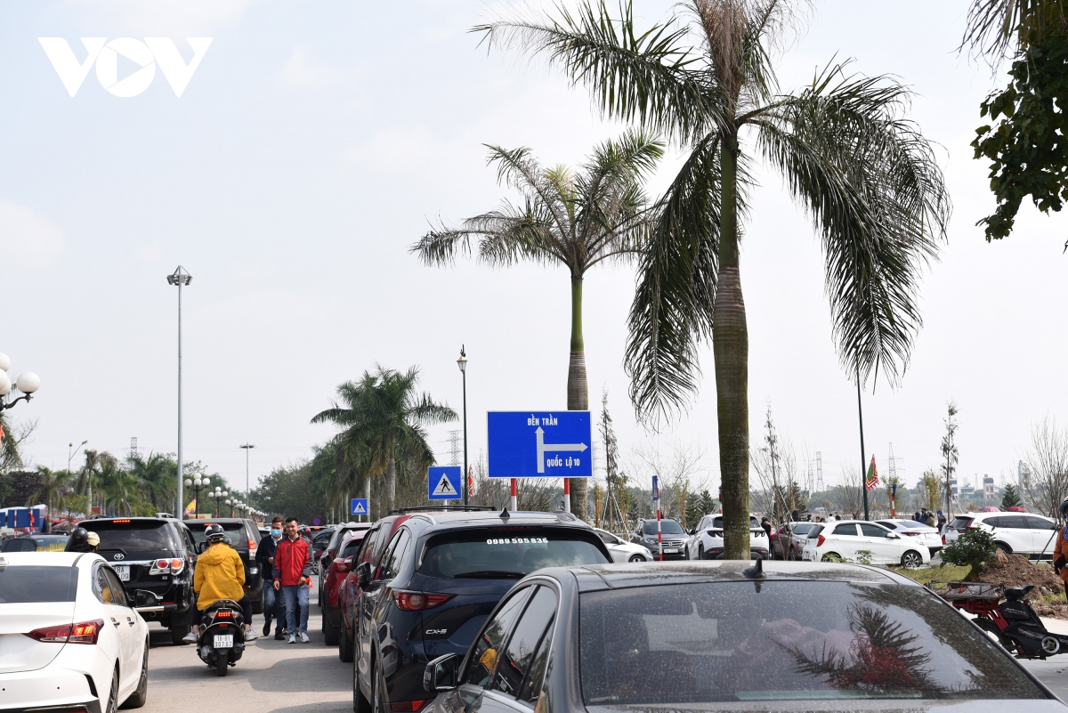 Hàng nghìn người nô nức đổ về Đền Trần du xuân - Ảnh 6. Hàng nghìn người nô nức đổ về Đền Trần du xuân - Ảnh 6.