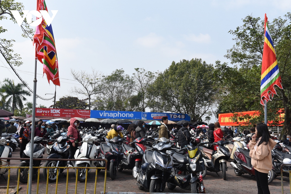 Hàng nghìn người nô nức đổ về Đền Trần du xuân - Ảnh 4. Hàng nghìn người nô nức đổ về Đền Trần du xuân - Ảnh 4.