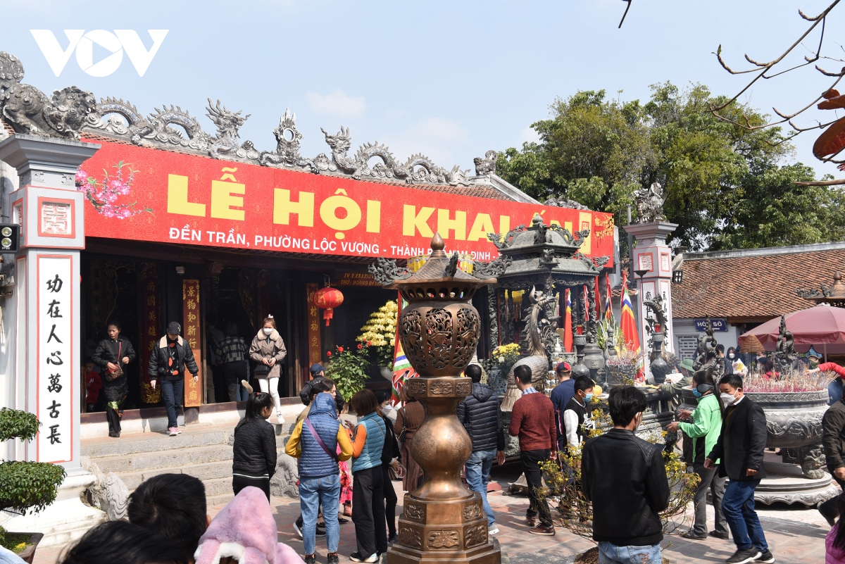 Hàng nghìn người nô nức đổ về Đền Trần du xuân - Ảnh 10. Hàng nghìn người nô nức đổ về Đền Trần du xuân - Ảnh 10.