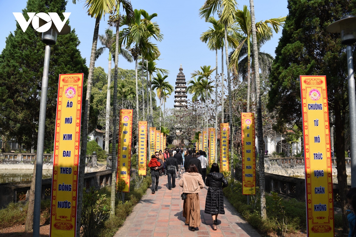 Hàng nghìn người nô nức đổ về Đền Trần du xuân - Ảnh 11. Hàng nghìn người nô nức đổ về Đền Trần du xuân - Ảnh 11.