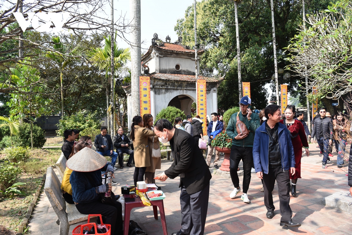 Hàng nghìn người nô nức đổ về Đền Trần du xuân - Ảnh 13. Hàng nghìn người nô nức đổ về Đền Trần du xuân - Ảnh 13.