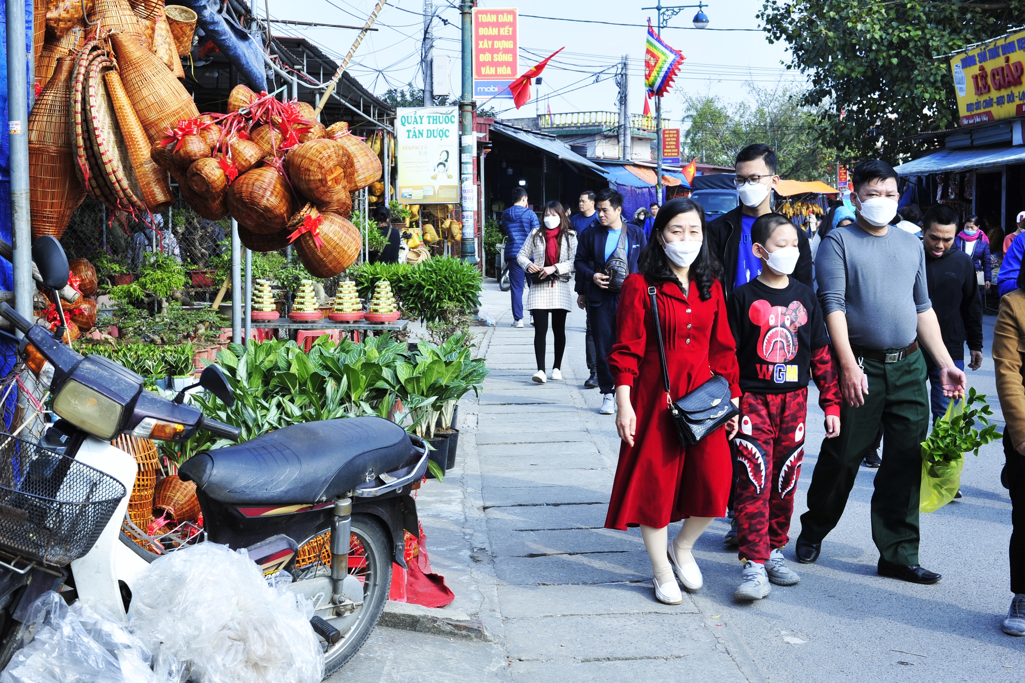 Người dân thập phương đổ về chợ Viềng