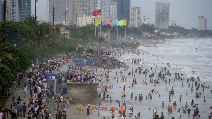 Hình ảnh Vũng Tàu nghẹt thở từ đường đến bãi biển - Ảnh 3. Hình ảnh Vũng Tàu nghẹt thở từ đường đến bãi biển - Ảnh 3.