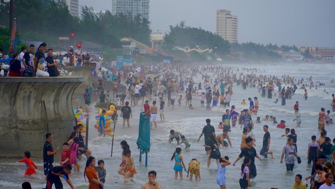 Hình ảnh Vũng Tàu nghẹt thở từ đường đến bãi biển - Ảnh 2. Hình ảnh Vũng Tàu nghẹt thở từ đường đến bãi biển - Ảnh 2.