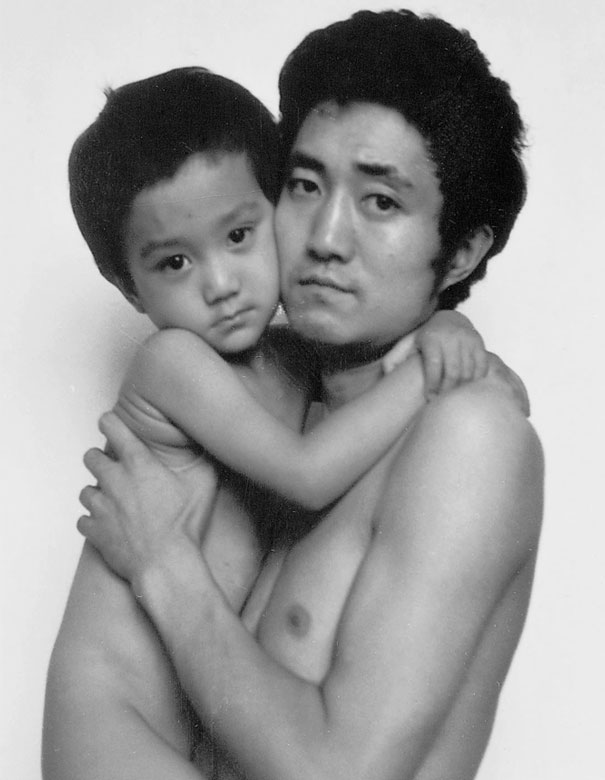 Chỉ chụp đúng một dáng cùng con trai trong suốt 25 năm, người cha lưu giữ sự trưởng thành của con bằng bộ ảnh vô cùng cảm động - Ảnh 4.