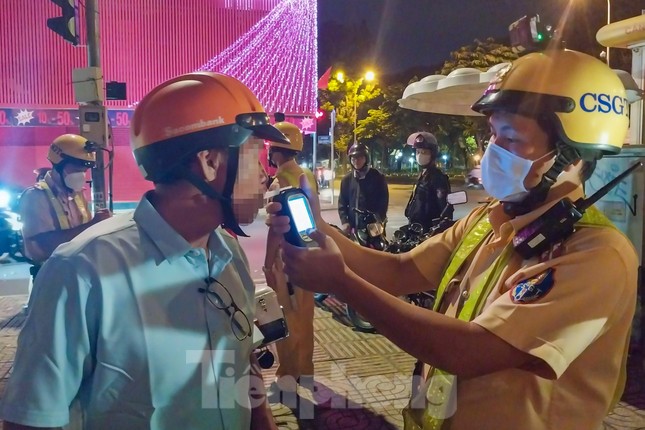 Bị CSGT phạt kịch khung v&igrave; nồng độ cồn, t&agrave;i xế ph&acirc;n trần nh&agrave; gần... chỗ nhậu - Ảnh 2.
