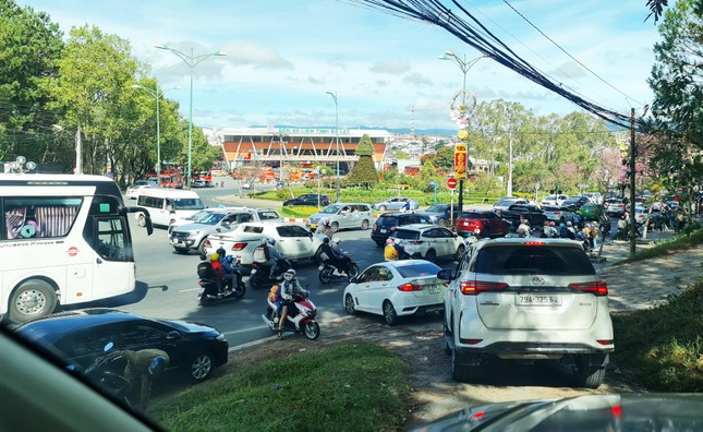 Du khách nườm nượp, Đà Lạt khuyến cáo nên lưu thông trên đèo Mimosa - Ảnh 1.