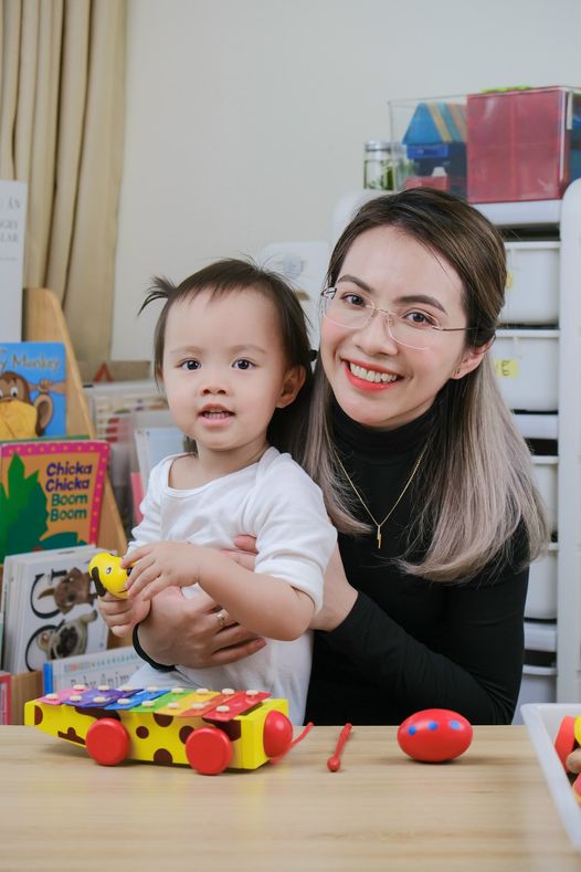 Mẹ Hà Nội tận dụng khoảng thời gian trẻ nghỉ Tết để chơi cùng con, giúp bé hoạt bát hơn - Ảnh 1.