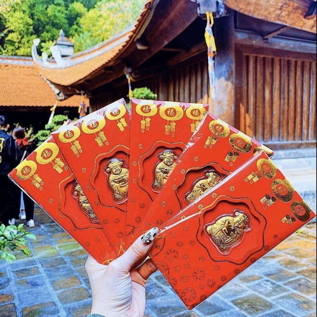 Ngày vía Thần Tài: Lì xì mạ vàng 24k tài lộc, tháp tỏi, hũ muối, gạo vàng... hot "rần rần" đắt khách mua - Ảnh 1. Ngày vía Thần Tài: Lì xì mạ vàng 24k tài lộc, tháp tỏi, hũ muối, gạo vàng... hot "rần rần" đắt khách mua - Ảnh 1.
