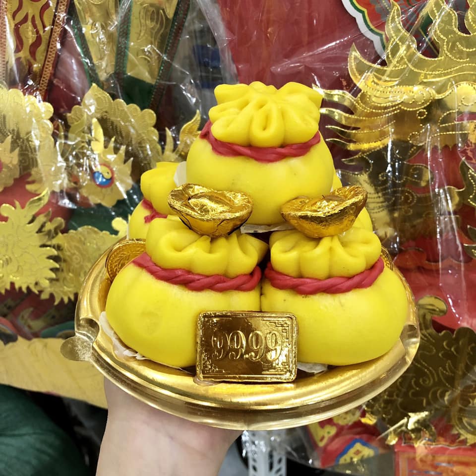 Tấp nập bánh cúng ngày Thần Tài chỉ từ vài chục nghìn: Bánh bao túi tiền, bánh kem túi vàng cho chị em tha hồ chốt đơn - Ảnh 4. Tấp nập bánh cúng ngày Thần Tài chỉ từ vài chục nghìn: Bánh bao túi tiền, bánh kem túi vàng cho chị em tha hồ chốt đơn - Ảnh 4.
