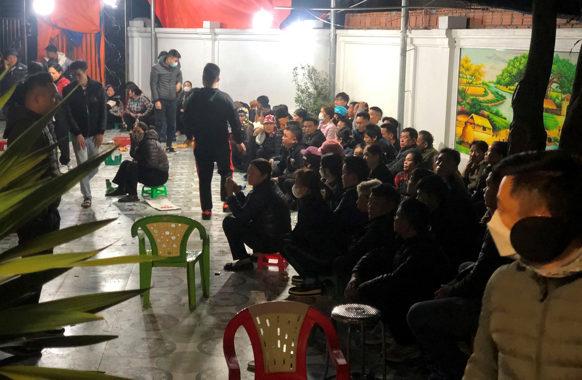 Đột k&iacute;ch s&ograve;ng bạc ở đất Cảng, bắt hơn 50 người - Ảnh 1.