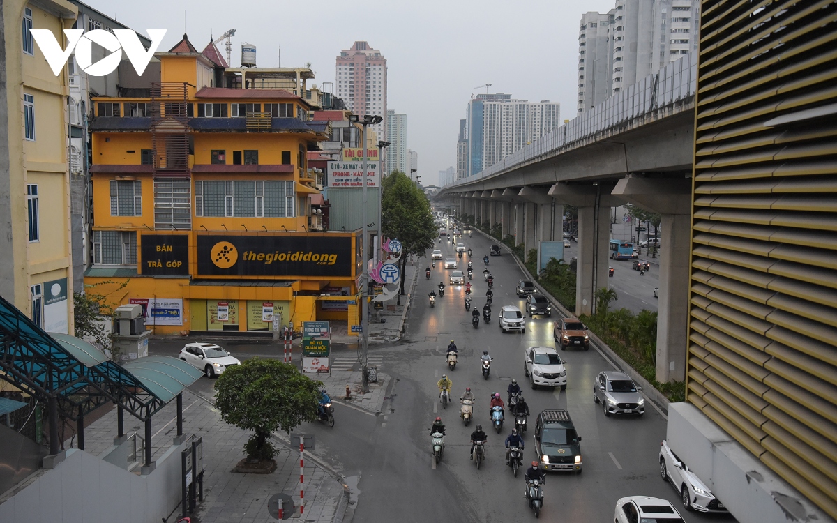 Giao thông Hà Nội thông thoáng trong ngày đầu tiên đi làm sau kỳ nghỉ Tết - Ảnh 1.