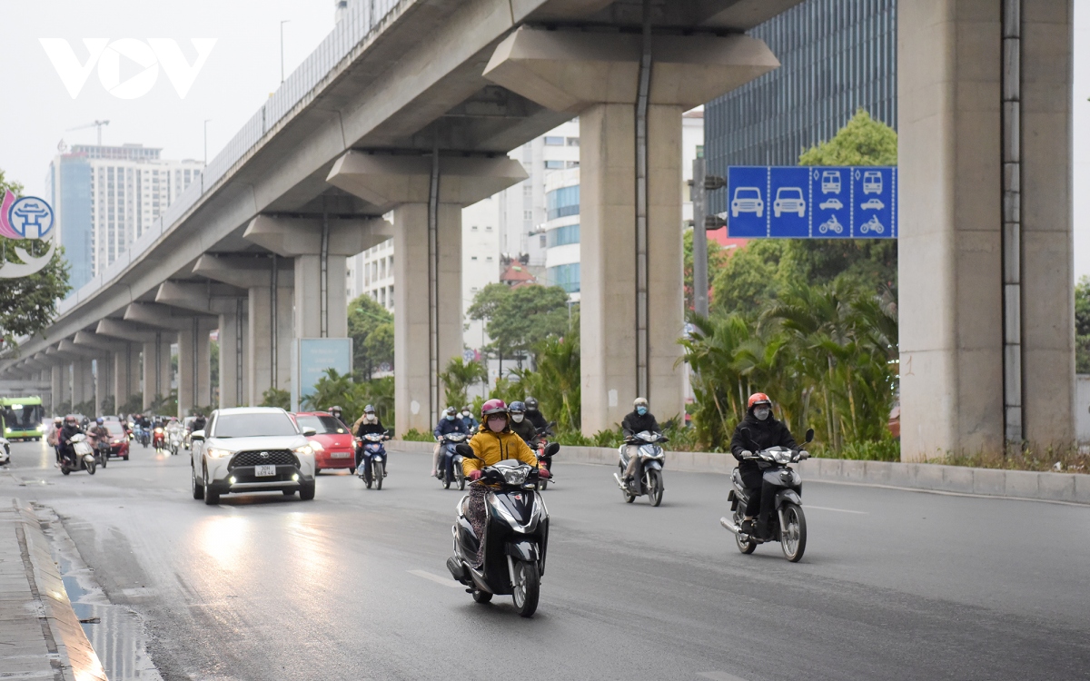 Giao thông Hà Nội thông thoáng trong ngày đầu tiên đi làm sau kỳ nghỉ Tết - Ảnh 2.