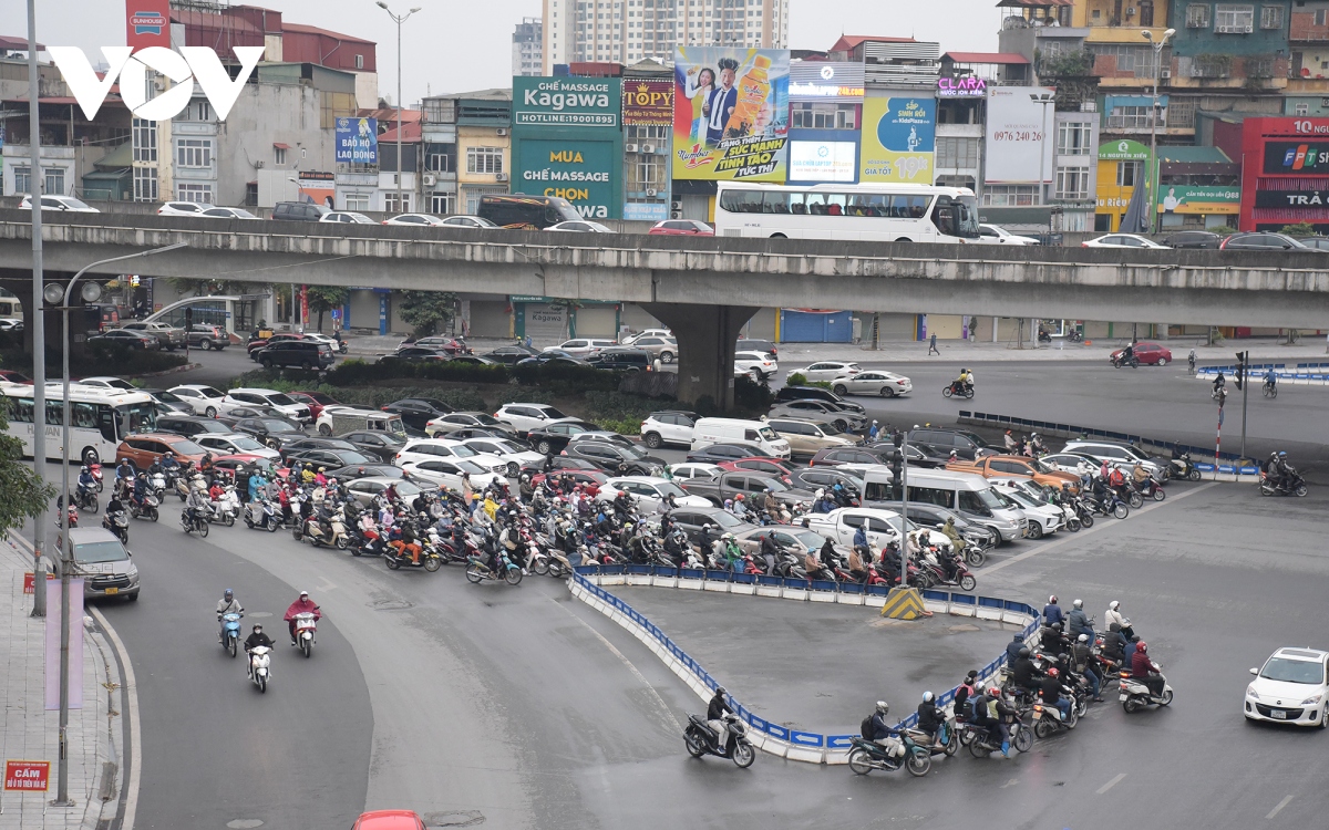 Giao thông Hà Nội thông thoáng trong ngày đầu tiên đi làm sau kỳ nghỉ Tết - Ảnh 11.