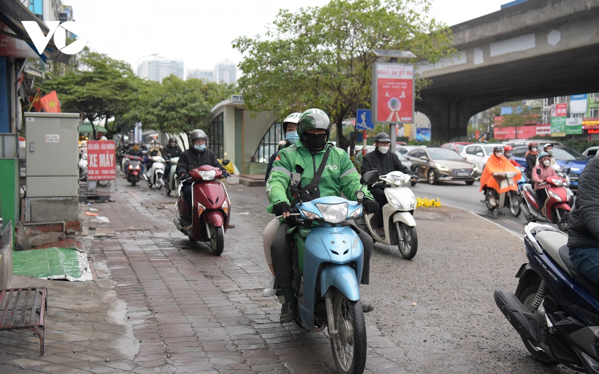 Giao thông Hà Nội thông thoáng trong ngày đầu tiên đi làm sau kỳ nghỉ Tết - Ảnh 12.