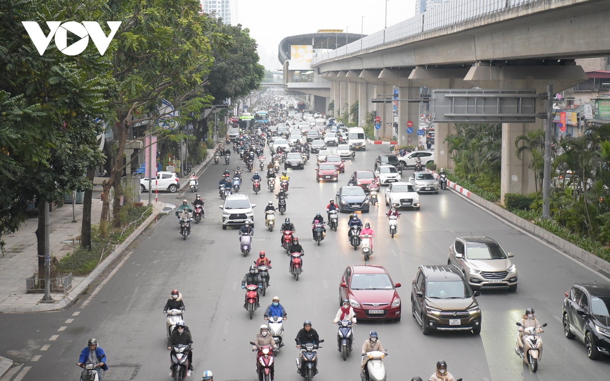 Giao thông Hà Nội thông thoáng trong ngày đầu tiên đi làm sau kỳ nghỉ Tết - Ảnh 3.