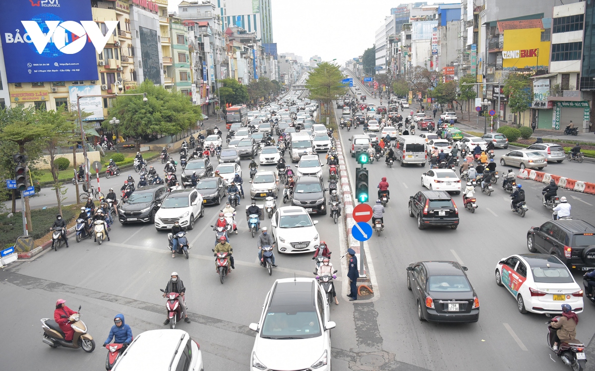 Giao thông Hà Nội thông thoáng trong ngày đầu tiên đi làm sau kỳ nghỉ Tết - Ảnh 5.