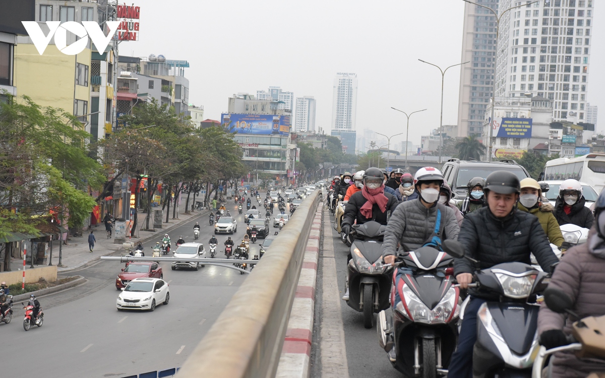 Giao thông Hà Nội thông thoáng trong ngày đầu tiên đi làm sau kỳ nghỉ Tết - Ảnh 7.