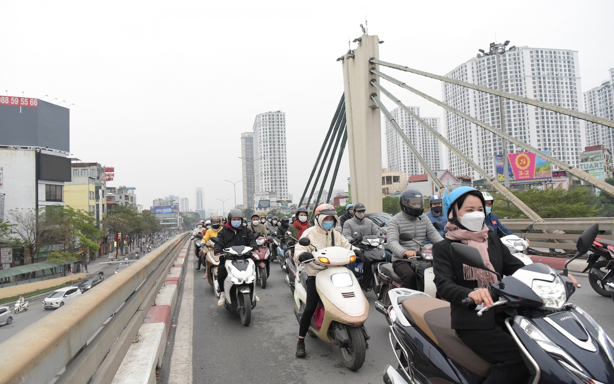 Giao thông Hà Nội thông thoáng trong ngày đầu tiên đi làm sau kỳ nghỉ Tết - Ảnh 8.