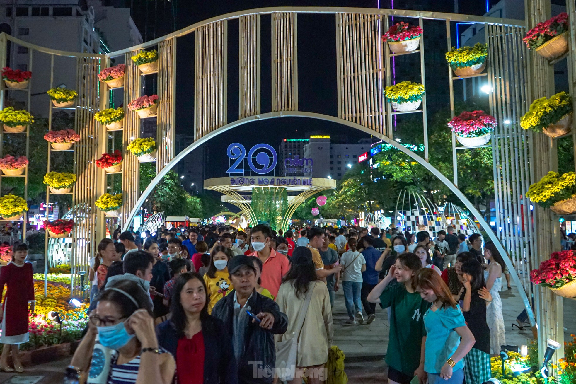 Hàng trăm công nhân xuyên đêm tháo dỡ đường hoa Nguyễn Huệ - TPHCM - Ảnh 1.