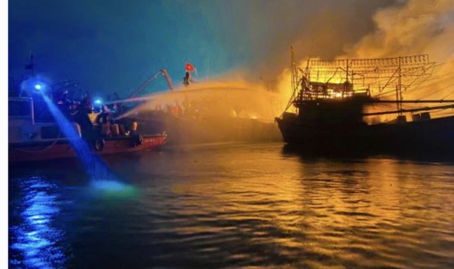 Điều tra vụ hai tàu cá bất ngờ bốc cháy khi neo đậu ở Đà Nẵng - Ảnh 1.