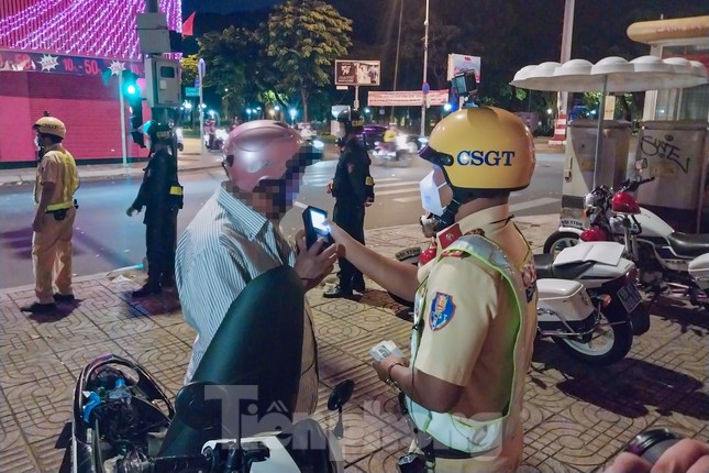 Bị CSGT phạt kịch khung v&igrave; nồng độ cồn, t&agrave;i xế ph&acirc;n trần nh&agrave; gần... chỗ nhậu - Ảnh 7.
