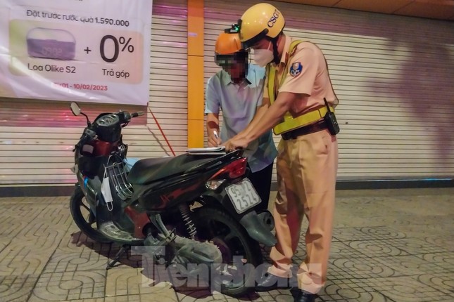 Bị CSGT phạt kịch khung v&igrave; nồng độ cồn, t&agrave;i xế ph&acirc;n trần nh&agrave; gần... chỗ nhậu - Ảnh 4.