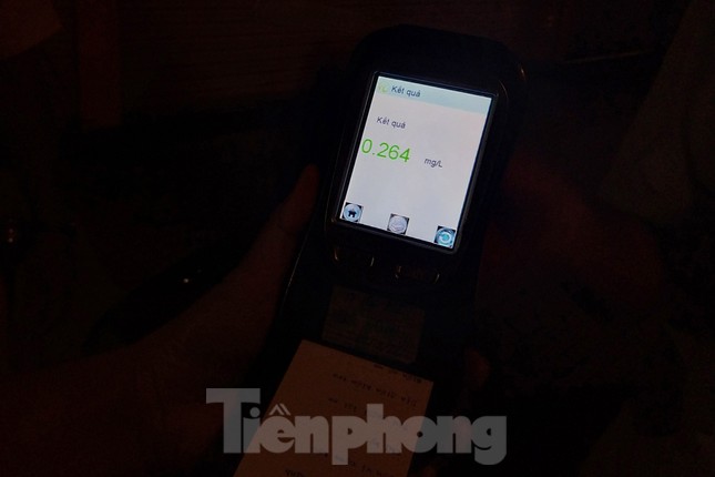 Bị CSGT phạt kịch khung v&igrave; nồng độ cồn, t&agrave;i xế ph&acirc;n trần nh&agrave; gần... chỗ nhậu - Ảnh 3.