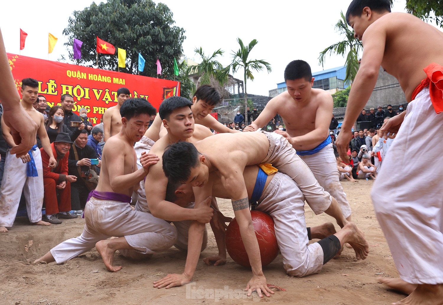 Kịch tính pha đua tranh vật cầu của trai tráng làng Thúy Lĩnh - Ảnh 8.