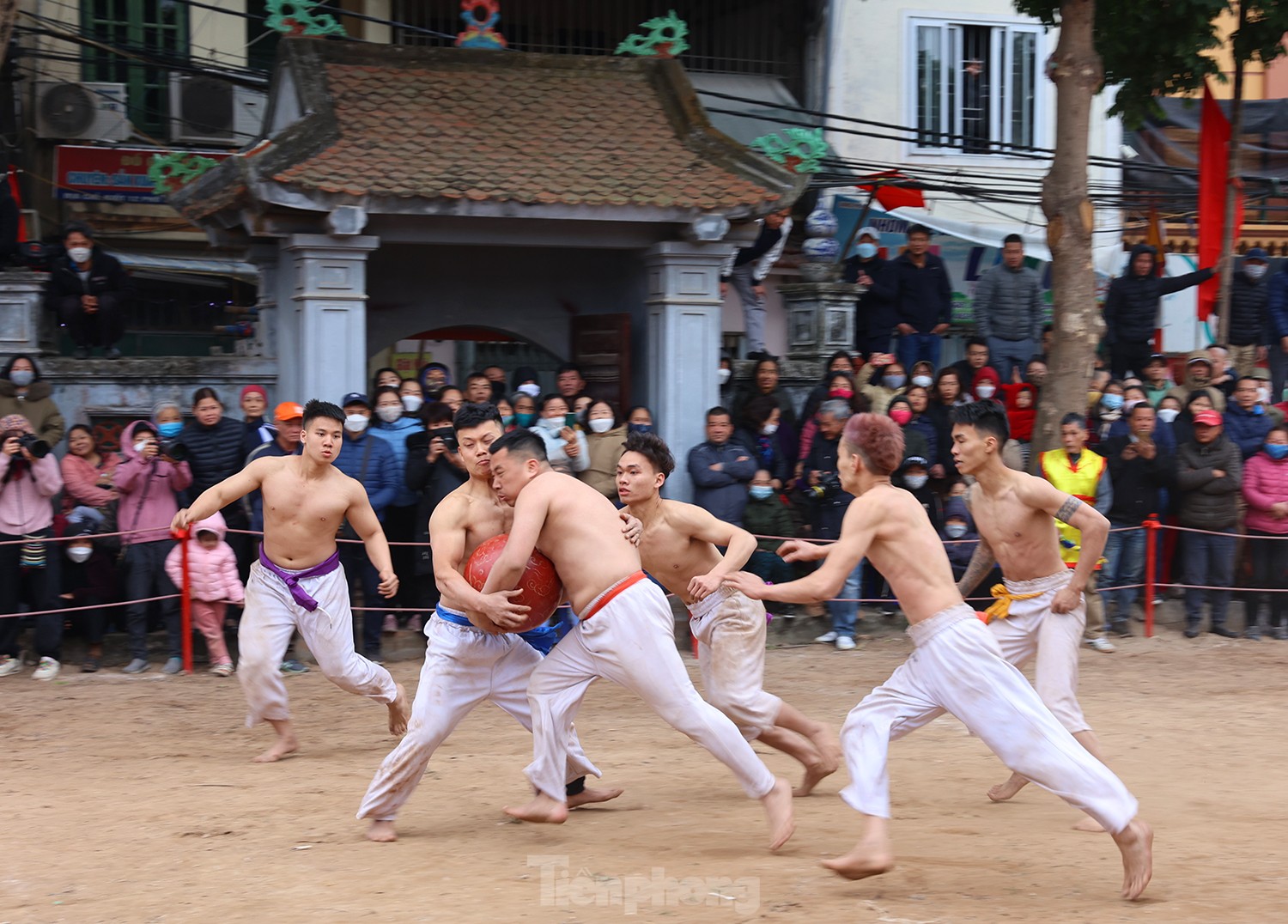 Kịch tính pha đua tranh vật cầu của trai tráng làng Thúy Lĩnh - Ảnh 12.