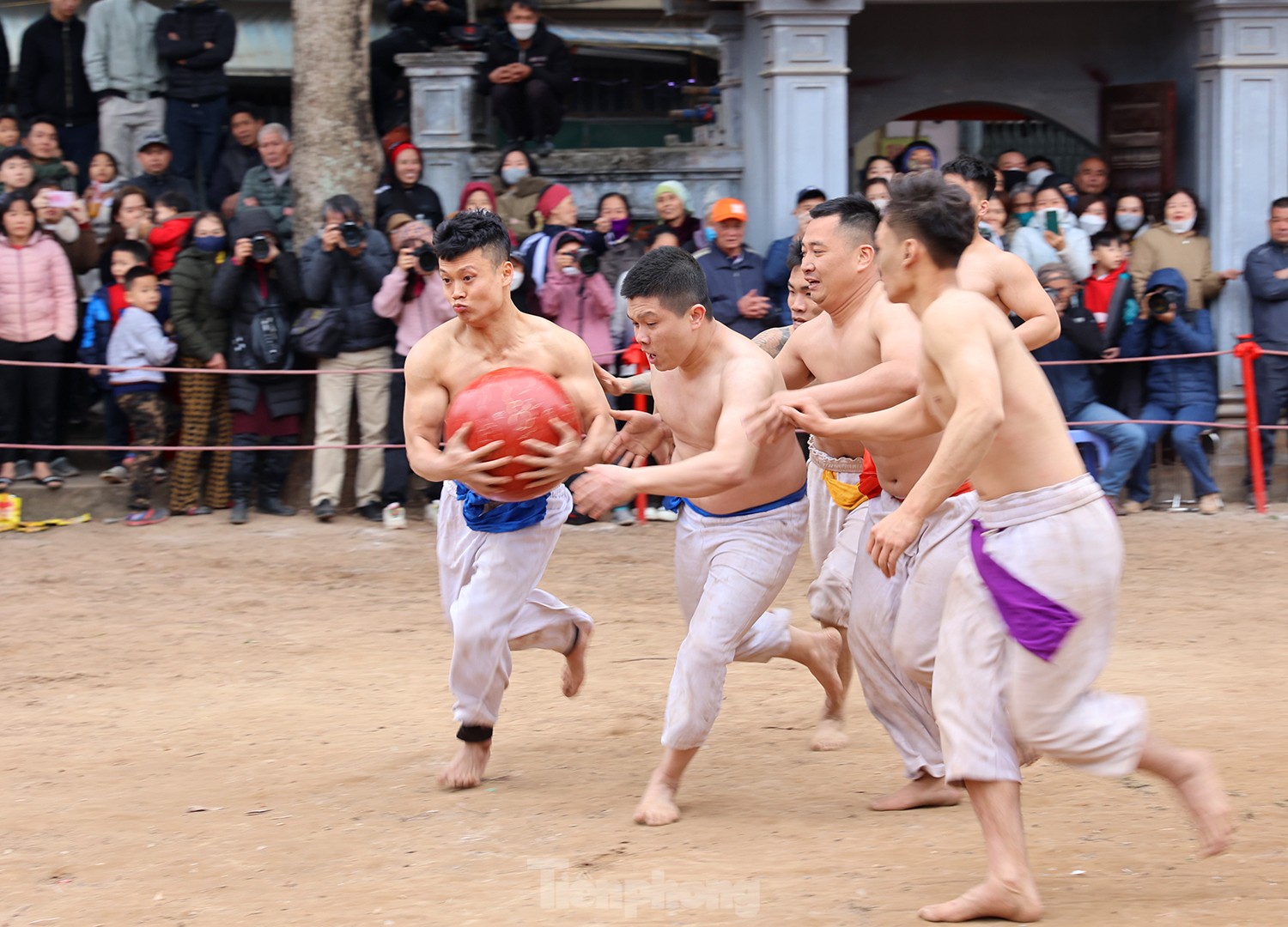 Kịch tính pha đua tranh vật cầu của trai tráng làng Thúy Lĩnh - Ảnh 11.