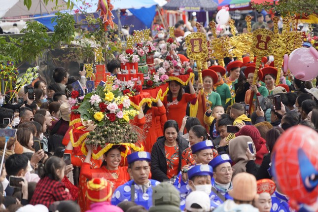 Độc đáo lễ hội rước hơn 200 cụ già lên miếu làm lễ mừng thọ - Ảnh 2.