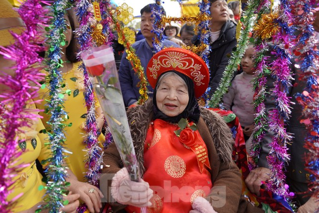 Độc đáo lễ hội rước hơn 200 cụ già lên miếu làm lễ mừng thọ - Ảnh 9.