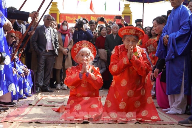 Độc đáo lễ hội rước hơn 200 cụ già lên miếu làm lễ mừng thọ - Ảnh 12.