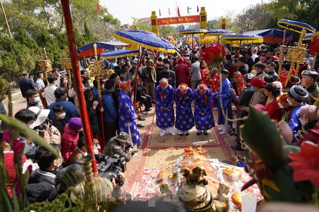 Độc đáo lễ hội rước hơn 200 cụ già lên miếu làm lễ mừng thọ - Ảnh 10.